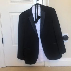 Caravelli Tuxedo with Vest and Tie Accessories